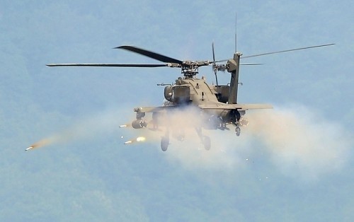 Trong một cuộc diễn tập quân sự, máy bay trực thăng tấn công Apache của quân Mỹ tại Hàn Quốc dừng trên không để tấn công